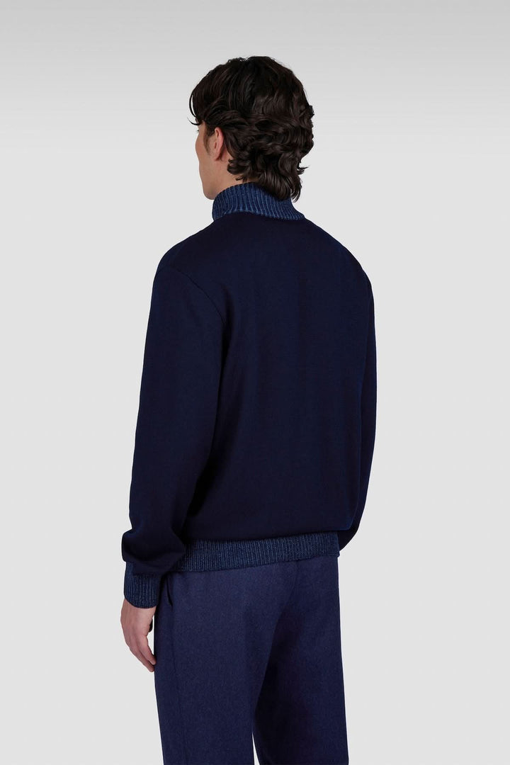 Détails arrière d'un cardigan à fermeture éclair, en tricot fin, couleur marine, avec col structuré et poignets en contraste.