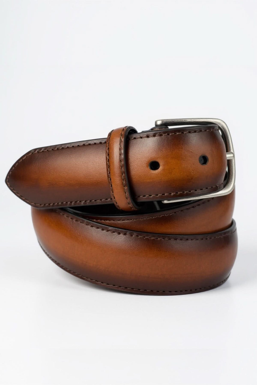 Ceinture élégante en cuir teinté avec boucle métallique brossée, faite main en Italie, idéale pour un style raffiné. Décris moi le produit en français.