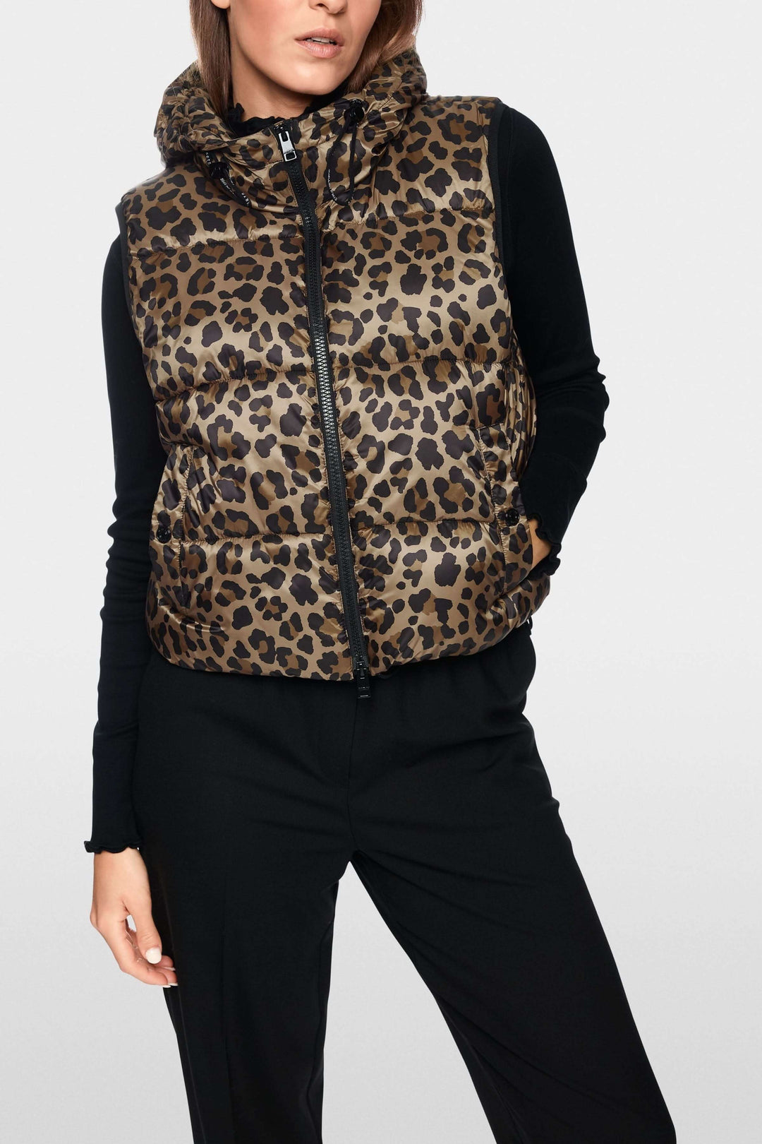 Veste matelassée à imprimé léopard et capuchon sans manches, élégance intemporelle, idéale pour la mi-saison.