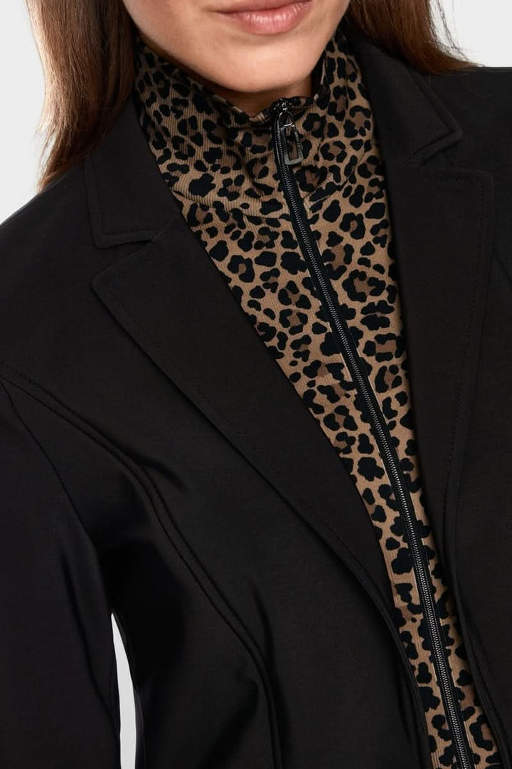 Veste avec supperposition élégante pour look professionnel, superposition léopard zippée, coupe ajustée, matière confortable.
