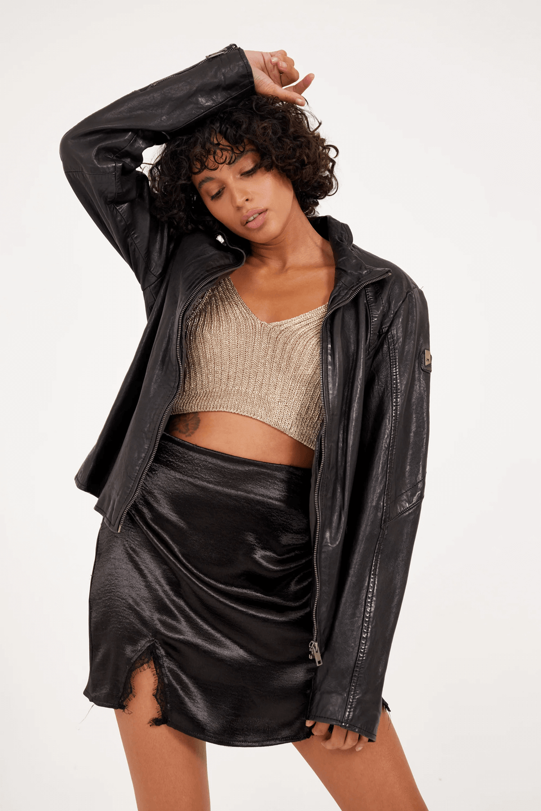 Femme portant la Veste Elsa en cuir véritable avec coupe ajustée, affichant un style élégant et minimaliste, compatible avec divers looks.