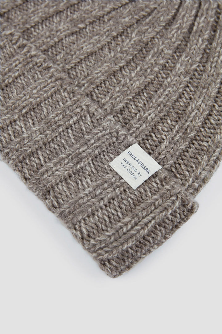 Tuque en laine et cachemire, maille côtelée, étiquette tissée, tricot doux et chaud.