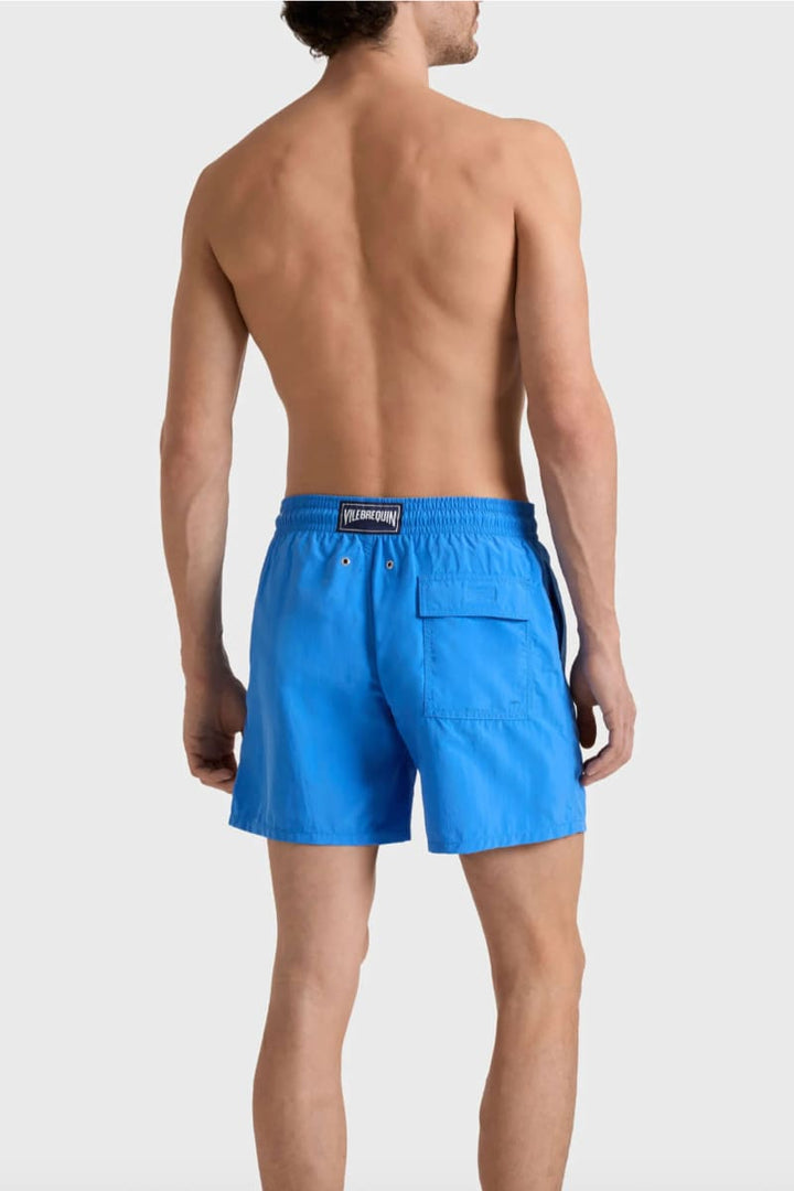 Vue de face maillot de bain à imprimé ton sur ton Vilebrequin pour homme bleu avec cordon - Valérie Simon