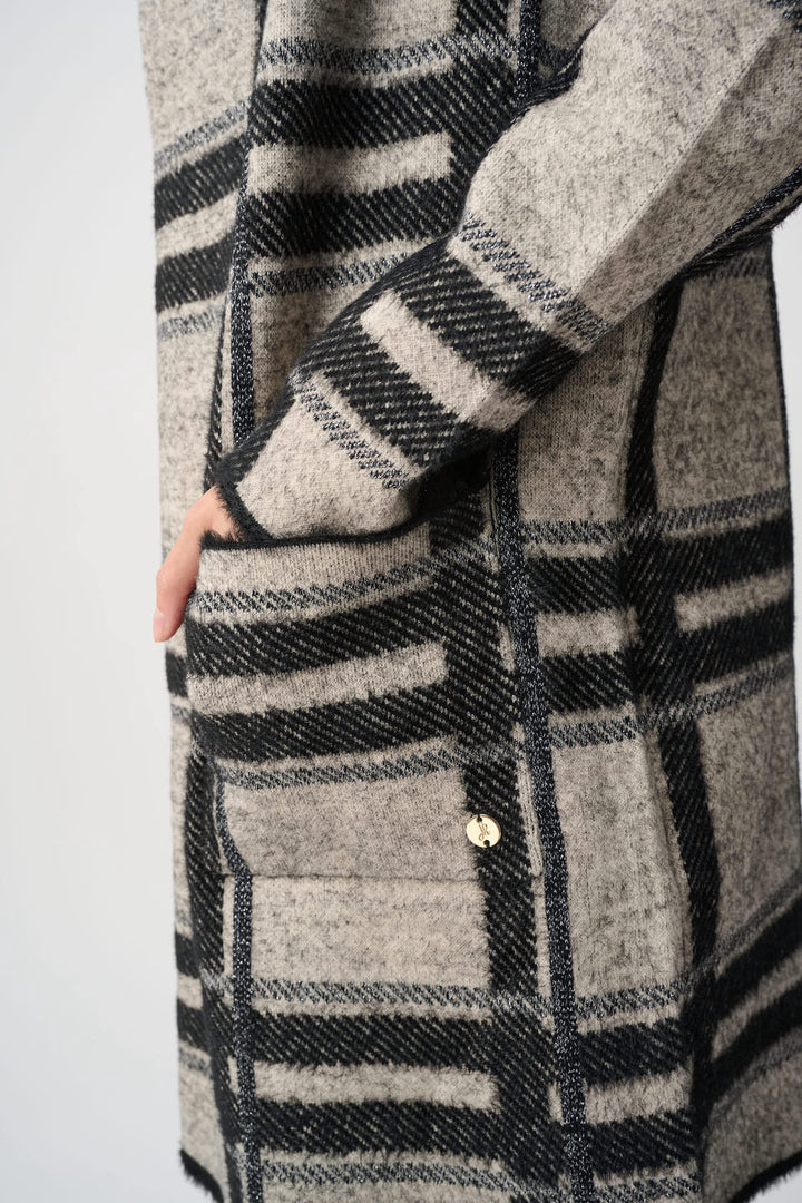 Vue de face manteau à carreaux Joseph Ribkoff avec capuchon noir et blanc pour femme - Valérie Simon