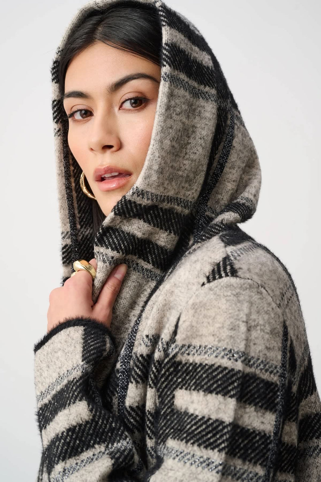 Vue côté manteau à carreaux Joseph Ribkoff pour femme marron avec capuchon - Valérie Simon