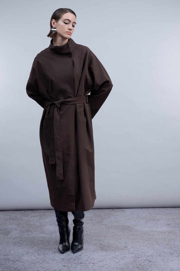 Vue de face manteau ceinturé Haako pour femme beige avec poche poitrine - Valérie Simon