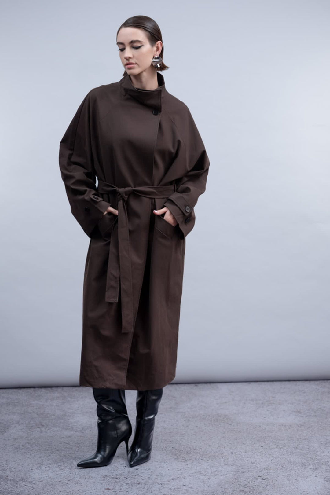 Vue de face manteau ceinturé Haako femme beige avec col large - Valérie Simon
