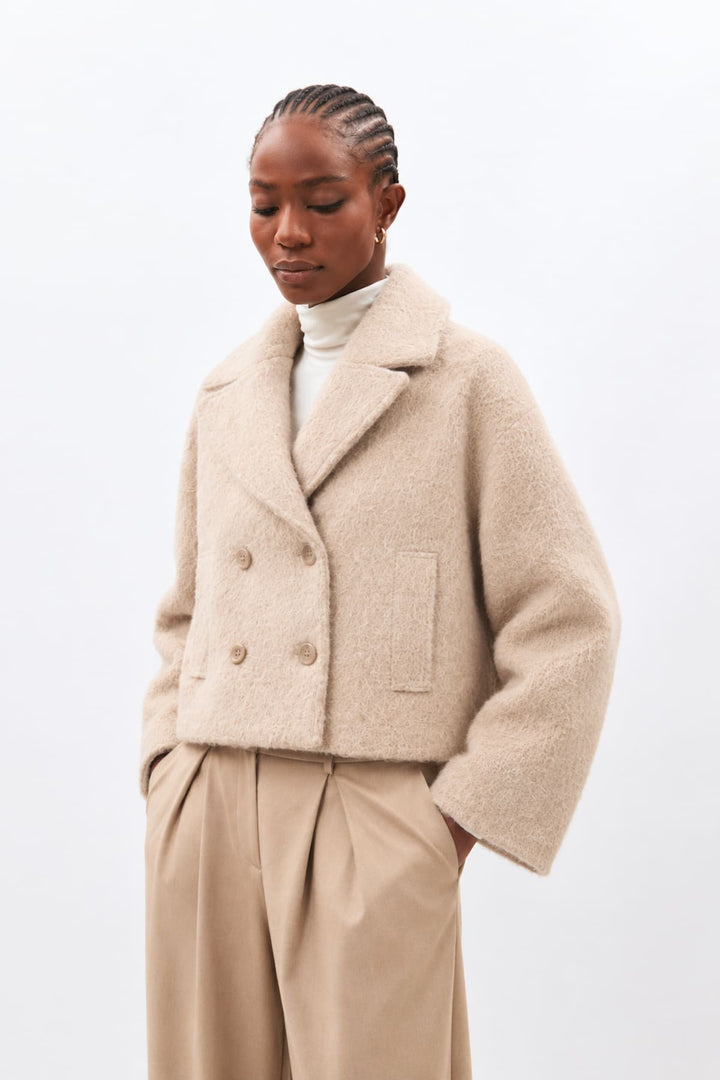 Manteau court Kinori texturé à double boutonnage vue de face pour femme Humility