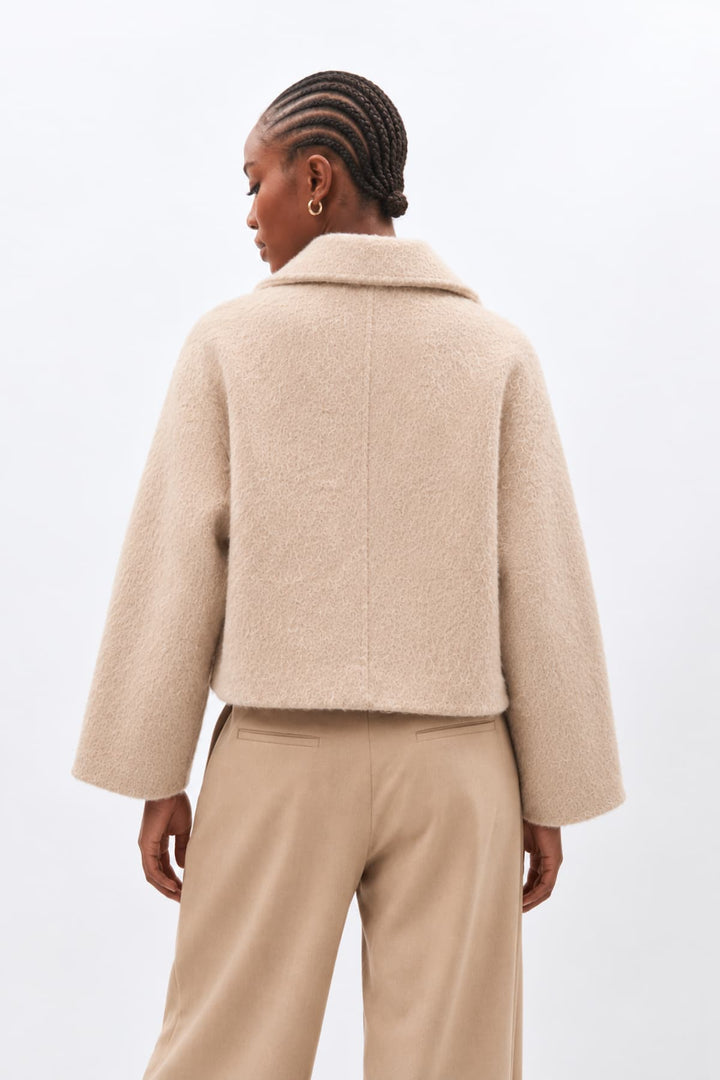Manteau court Kinori texturé à double boutonnage vue de face pour femme Humility