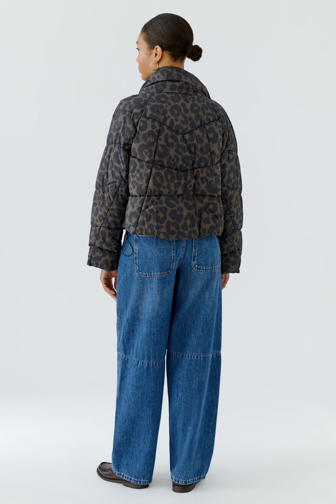 Manteau court matelassé imprimé léopard vue de face pour femme Oui