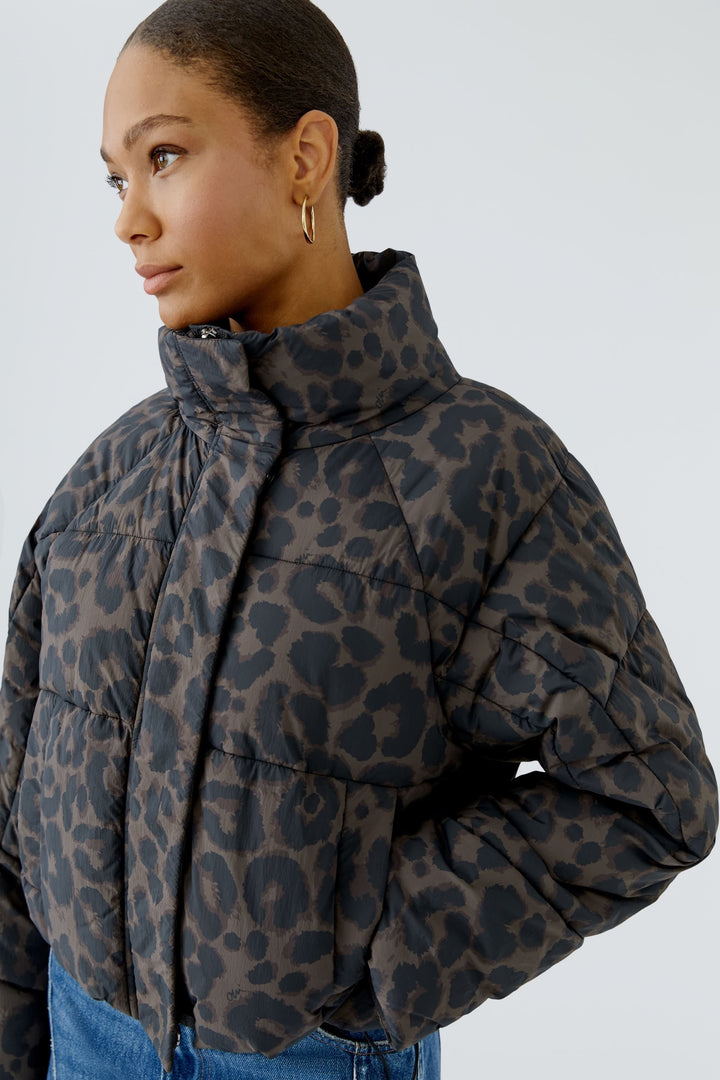 Manteau court matelassé à imprimé léopard vue de face pour femme Oui