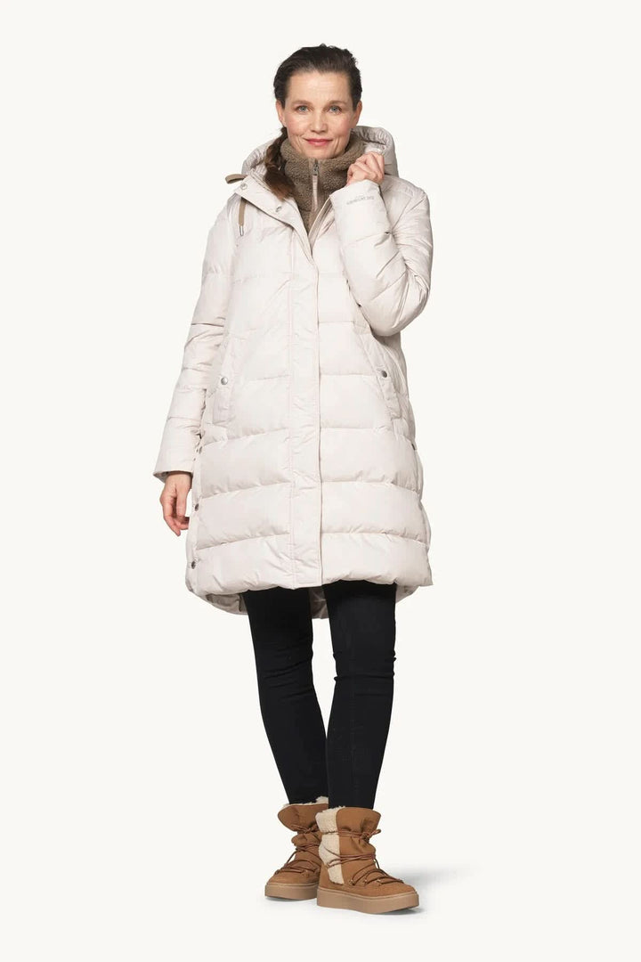 Manteau d’hiver matelassé long à capuchon vue de face pour femme Ilse Jacobsen