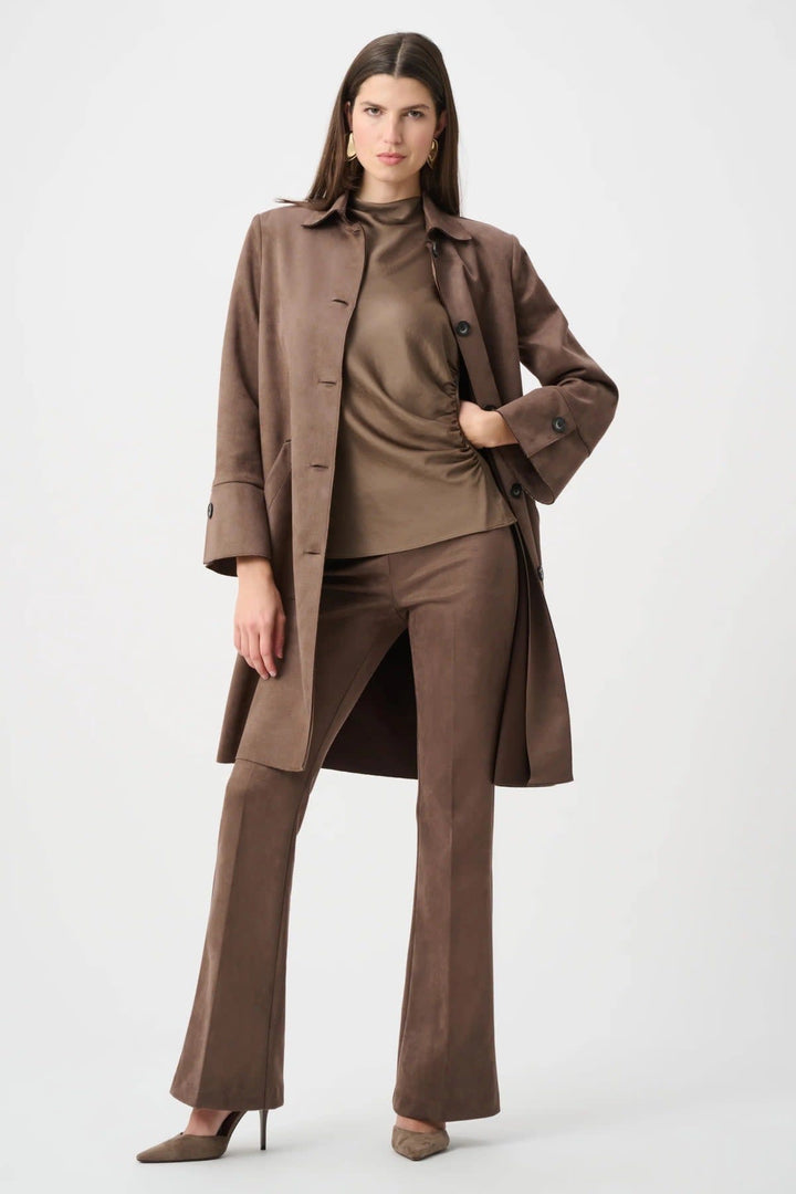 Vue de face manteau suède Joseph Ribkoff pour femme beige avec poches et col montant - Valérie Simon