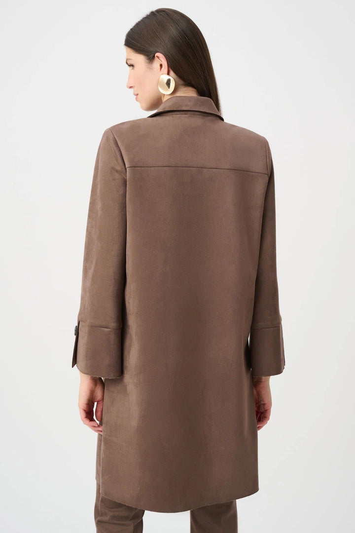 Vue de face manteau effet suède camel Joseph Ribkoff pour femme, col droit, avec Valérie Simon