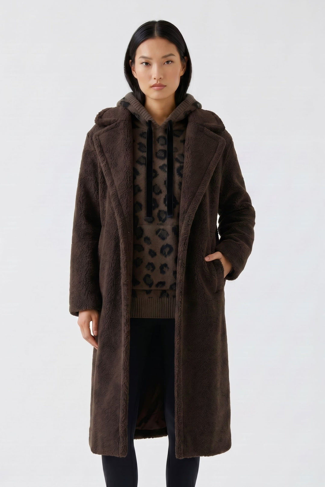 Vue de front manteau long effet peluche marron avec col large pour femme - Valérie Simon
