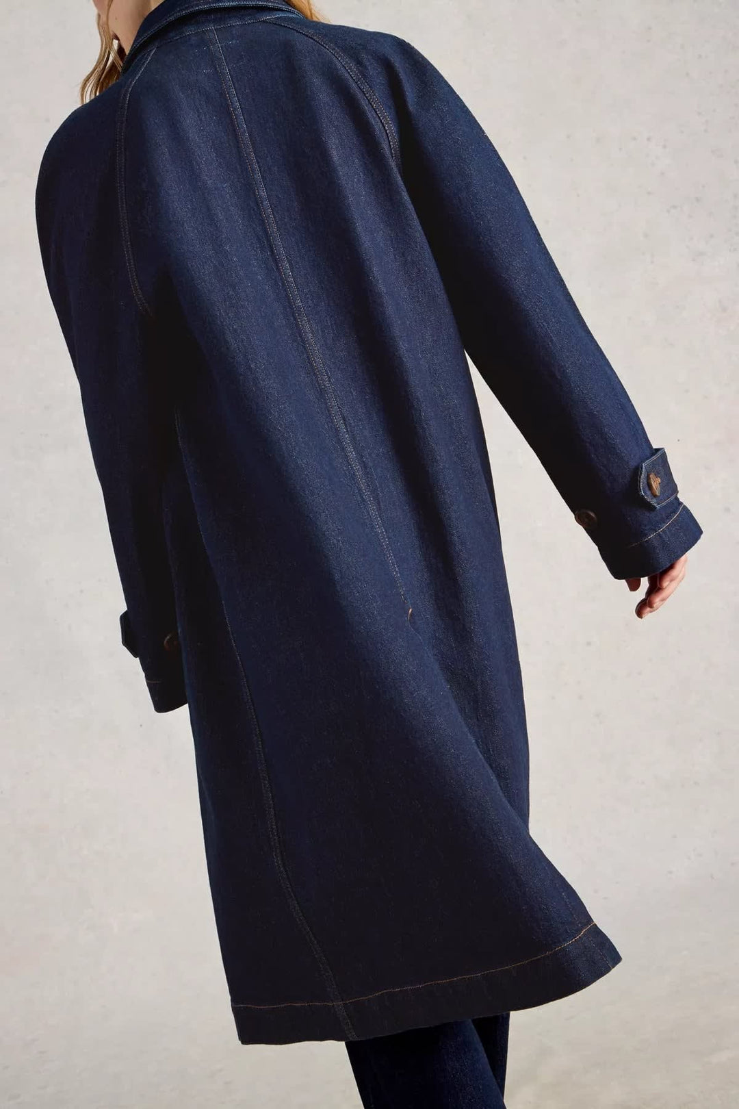 Vue de côté manteau long en denim White Stuff pour femme bleu avec poches plaquées - Valérie Simon
