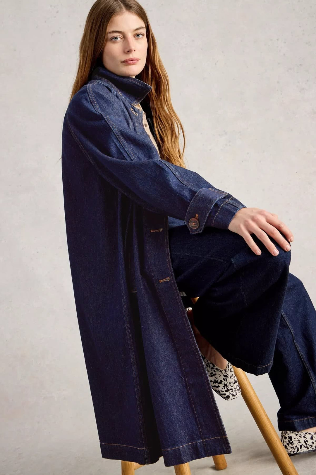 Vue avant Manteau Oakleigh long en denim pour femme bleu avec ceinture et boutons - Valérie Simon