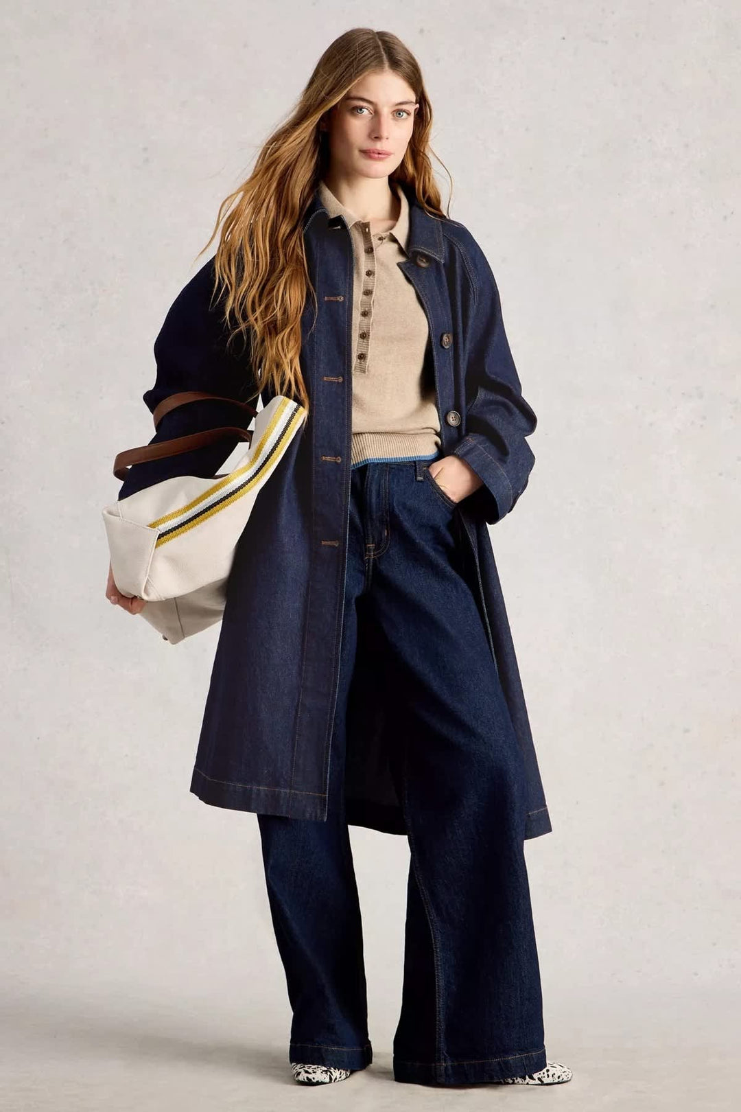 Vue latérale manteau denim White Stuff femme bleu avec détails poches et ceinture - Valérie Simon