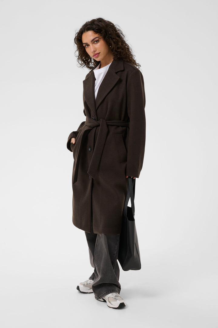 Vue de côté manteau ceinturé à double boutonnage Kaffe pour femme gris avec col large - Valérie Simon