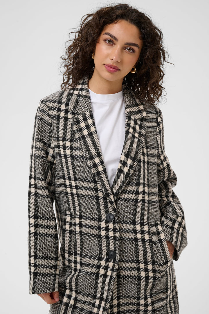 Vue de face manteau à carreaux Kaffe femme gris avec boutons marron porté par Valérie Simon