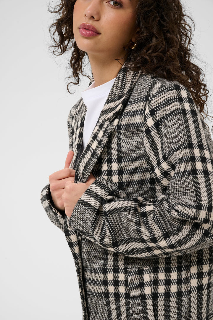 Vue de côté manteau à carreaux Kaffe pour femme avec poche apparente marron - Valérie Simon