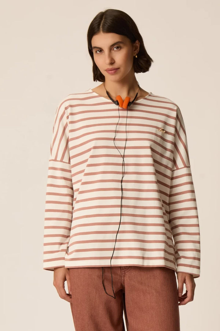 Chandail marinière oversize Filly rayé écru et bleu marine vue de face pour femme Des Petits Hauts