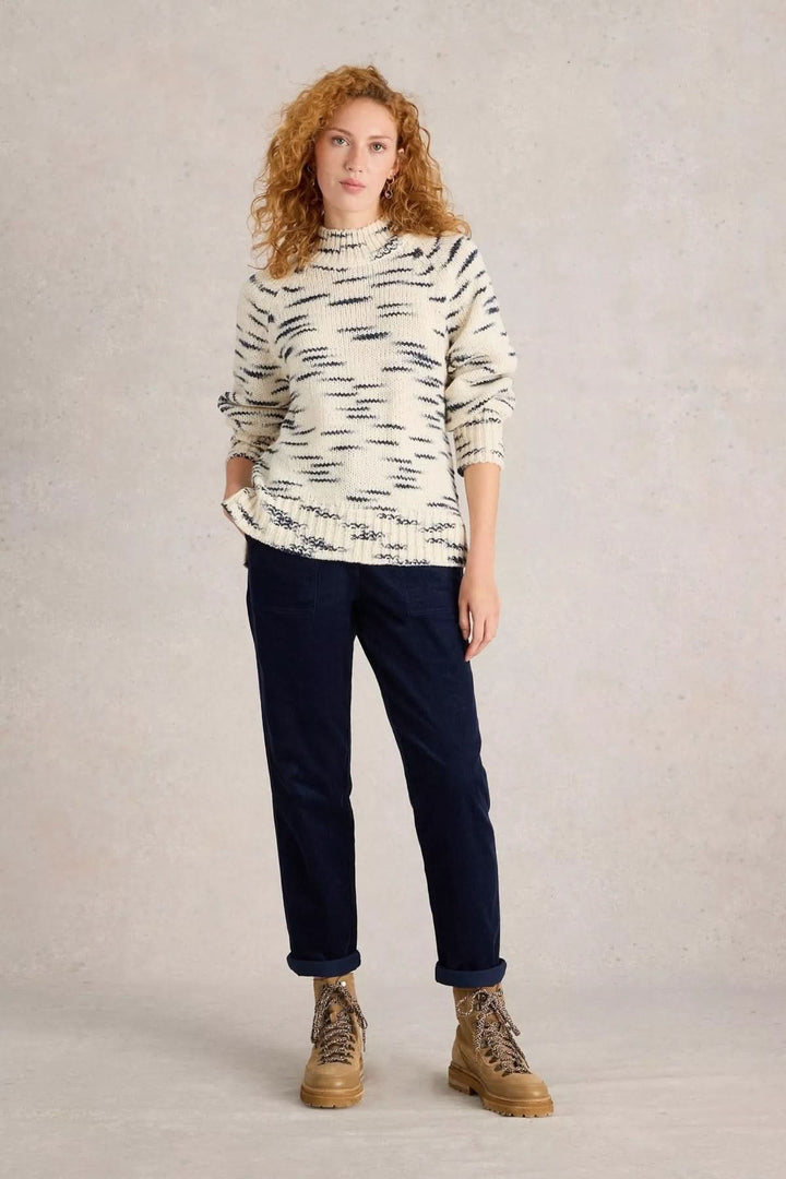 Femme portant un Pantalon Twister en velours côtelé avec pull en maille et bottes, coupe droite fuselée et grandes poches plaquées.