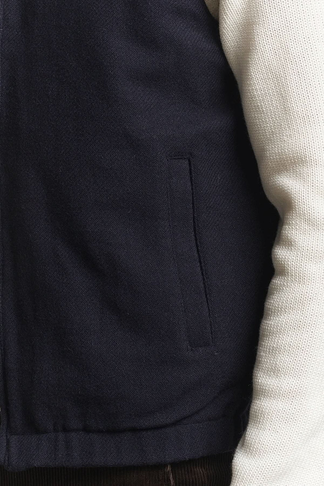 Gilet en laine reversible avec poches fonctionnelles et manches claires, idéal pour un style élégant et pratique au quotidien.