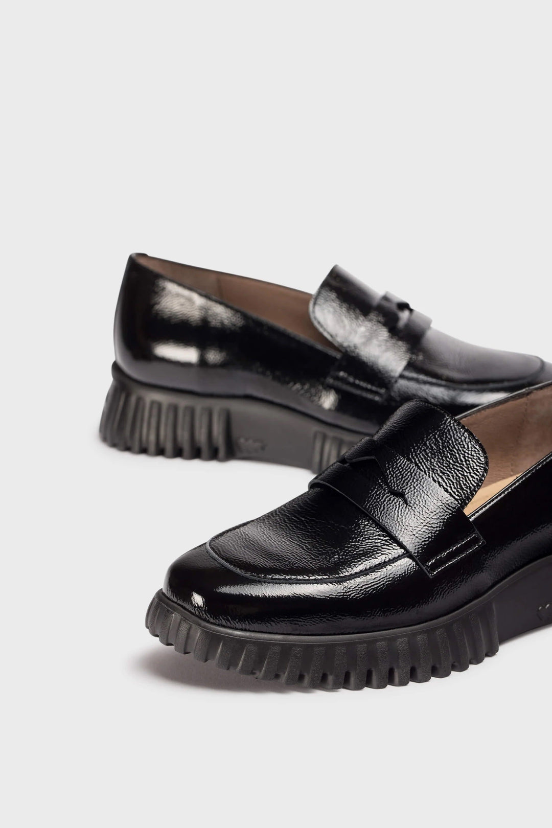 Mocassins vernis noirs à semelle crantée vue de face pour femme Wonder