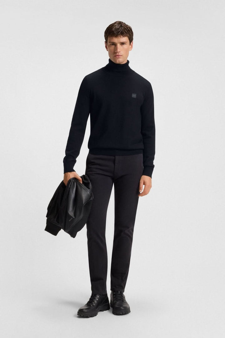 Homme portant col roulé coton et cachemire Boss Orange noir, allure moderne et élégante.