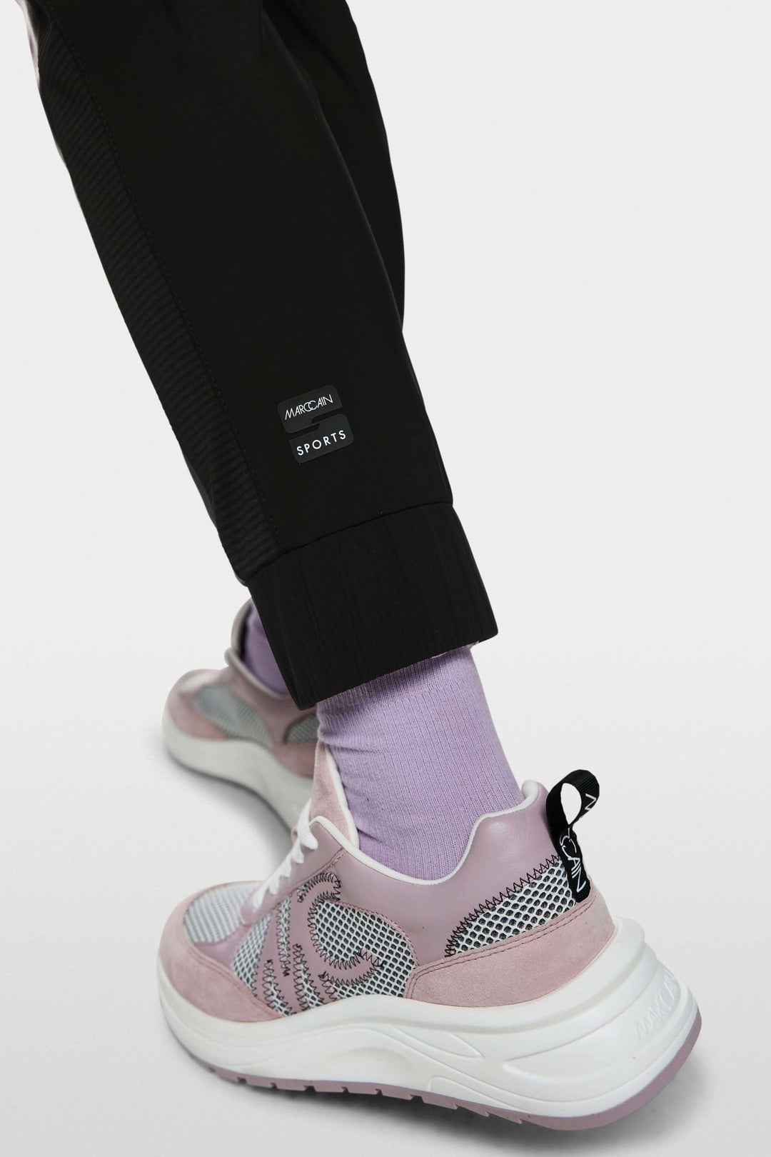 Pantalon habillé Rhodos avec sneakers modernes, style décontracté et coupe fuselée, combinaison tendance pour un look urbain.