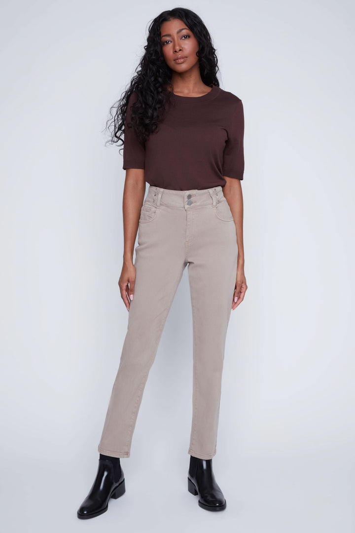Pantalon en tencel à coupe droite et taille haute, look élégant, porté avec un haut marron.