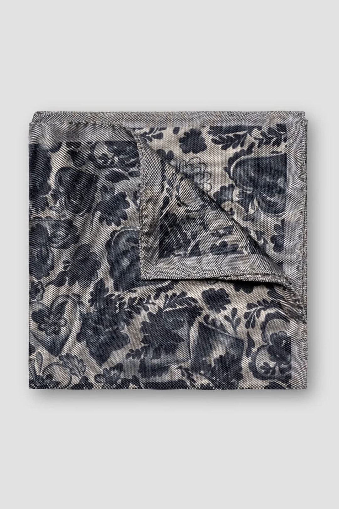 Foulard de poche à motif floral en soie grise avec finition roulottée à la main et texture soyeuse pour un style élégant et raffiné.