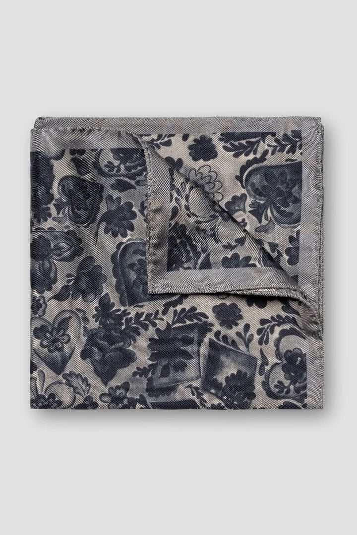 Foulard de poche à motif floral en soie grise avec finition roulottée à la main et texture soyeuse pour un style élégant et raffiné.