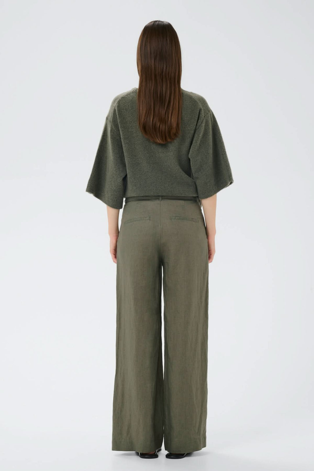 Vue arrière du Pantalon de lin Solina, taille haute, jambes droites, poches passepoilées, en lin vert, style décontracté.