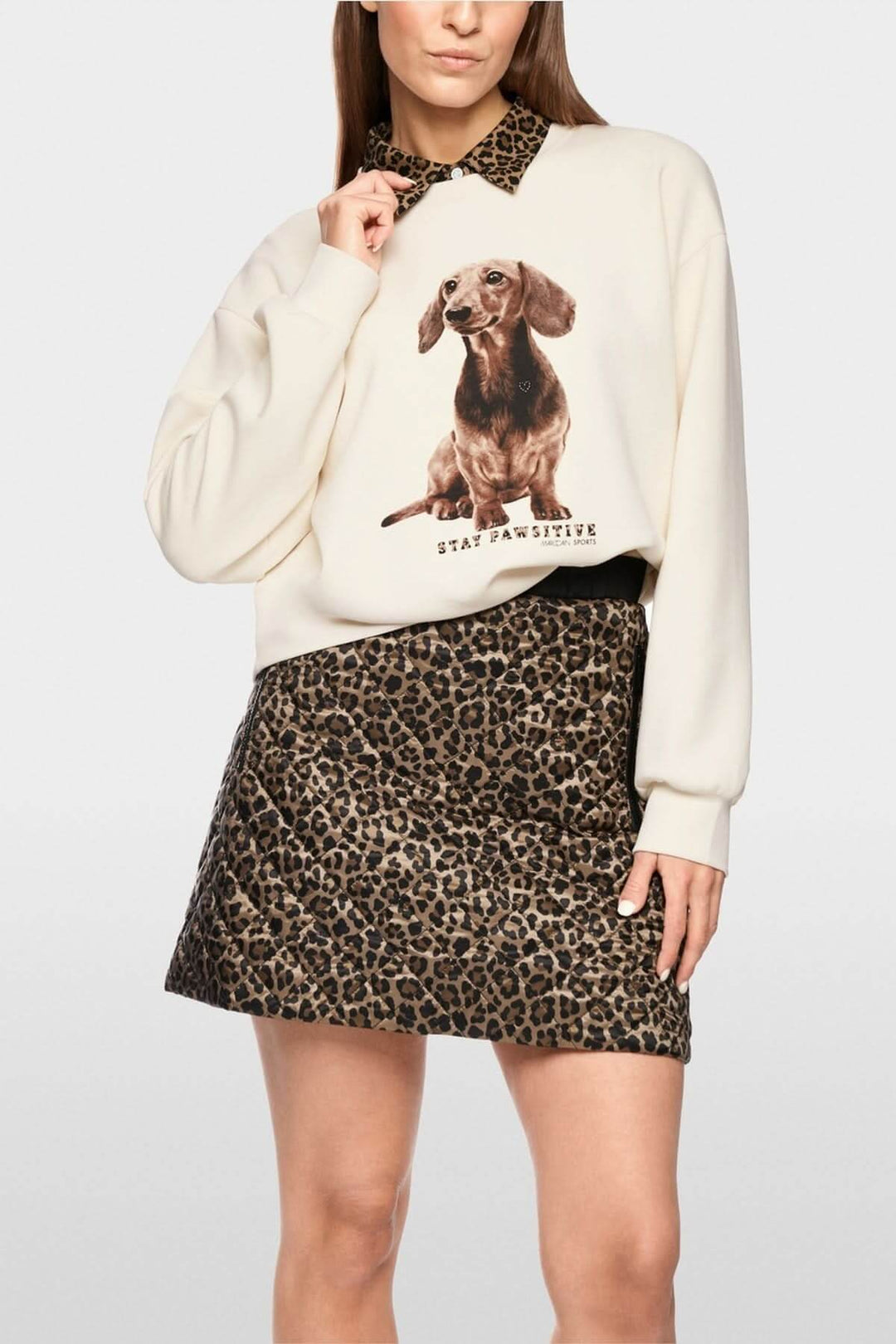 Femme portant un coton ouaté imprimé chien "Stay Pawsitive", coupe décontractée pour un look casual. Coton ouaté imprimé chien.