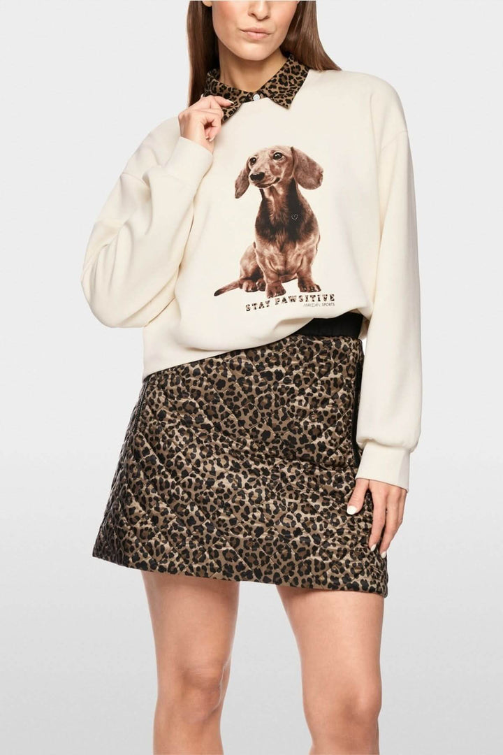Femme portant un coton ouaté imprimé chien "Stay Pawsitive", coupe décontractée pour un look casual. Coton ouaté imprimé chien.