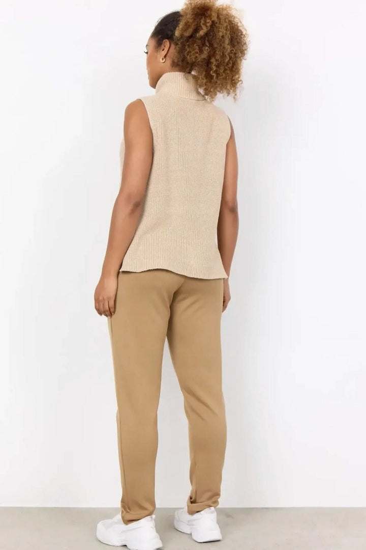 Vue arrière d'un débardeur en maille beige, associé à un pantalon décontracté beige, style moderne et sport-chic.