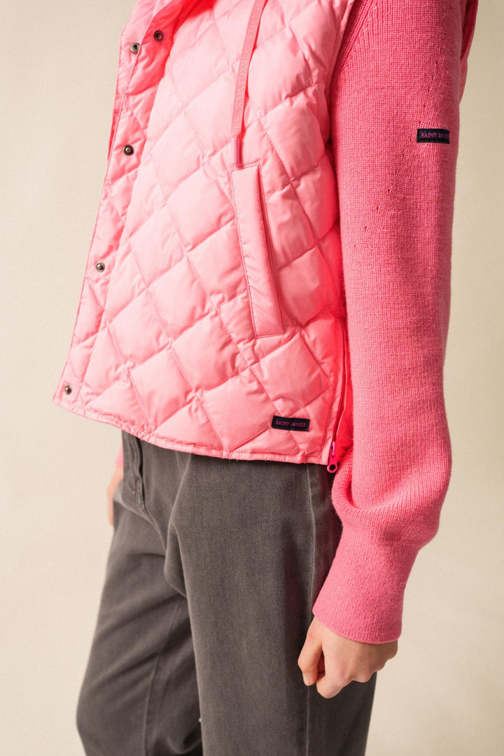 Doudoune sans manche STE JODIE, matelassée rose avec col montant et zips, idéal pour un look urbain.