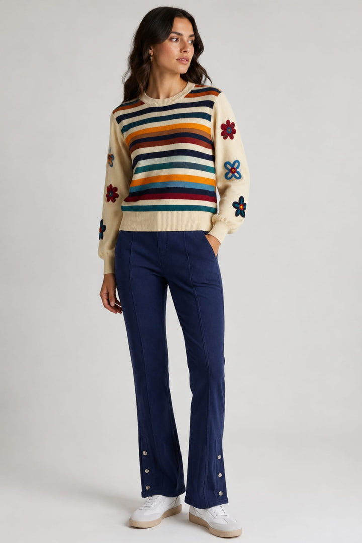 Pantalon à jambe évasée avec boutons décoratifs vue de face pour femme Coco y Club