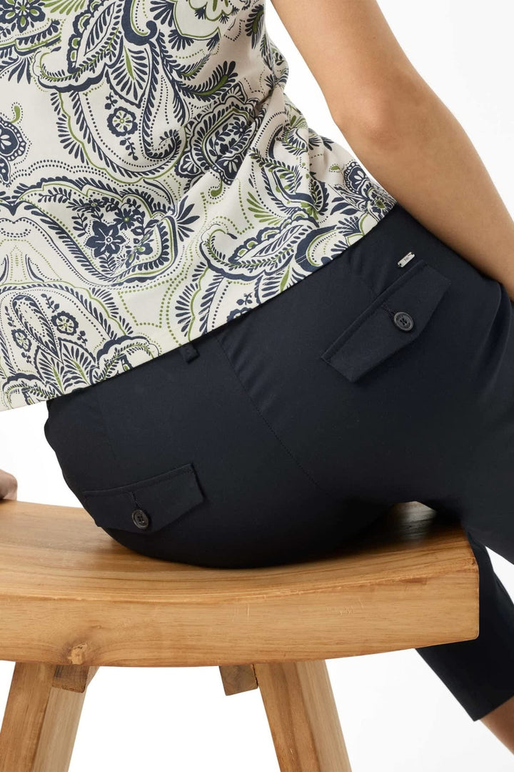 Vue de côté pantalon chino fuselé Brax pour femme beige avec poches détaillées - Valérie Simon