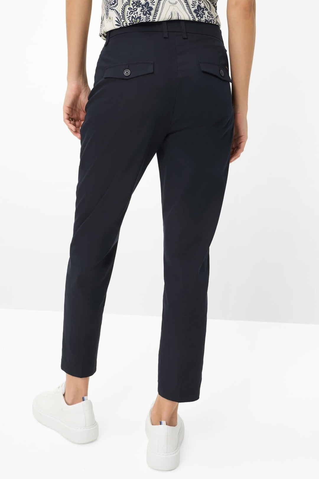 Vue latérale pantalon chino Brax femme gris fuselé détails sur poche - Valérie Simon