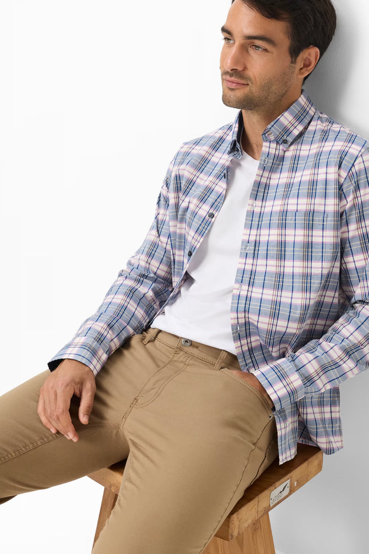 Pantalon chino ajusté vue de face pour homme Brax