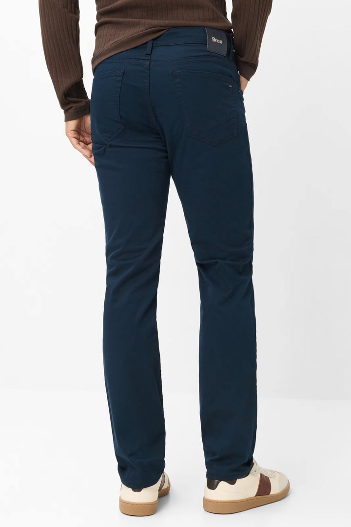 Pantalon chino ajusté vue de face pour homme Brax