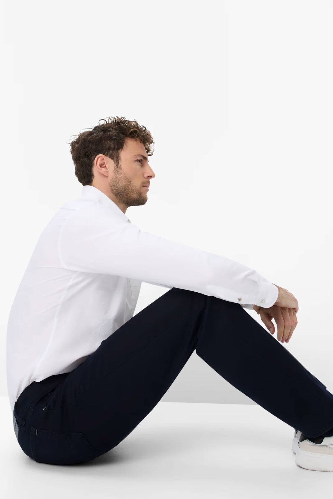 Pantalon chino à coupe ajustée vue de face pour homme Brax