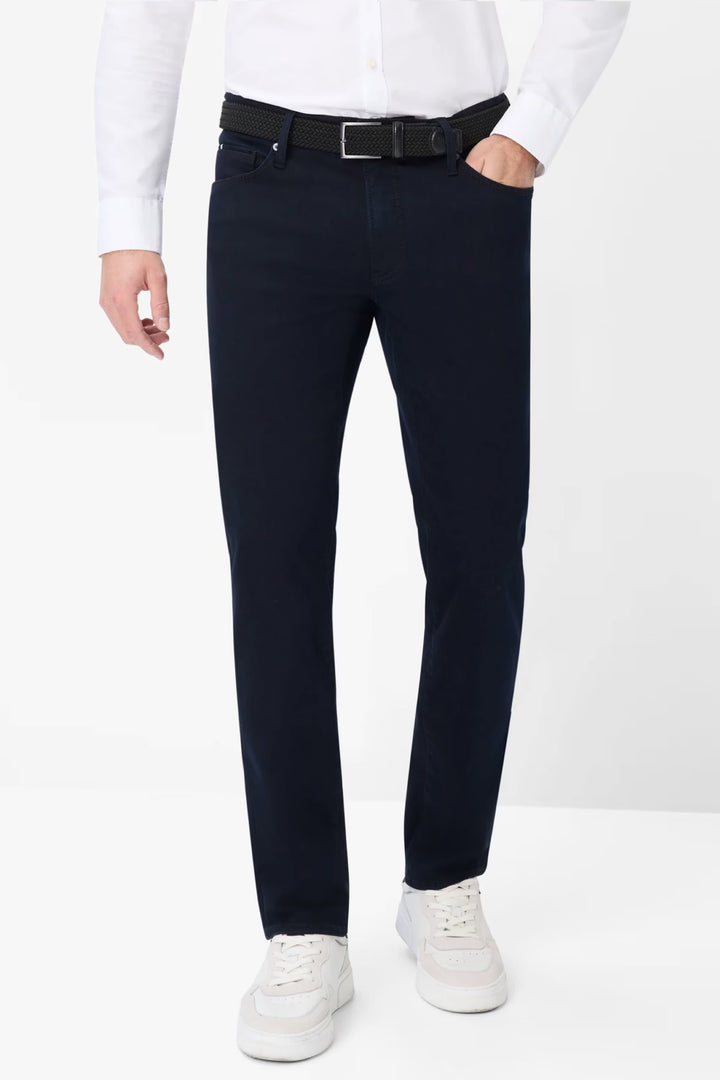 Pantalon chino à coupe ajustée vue de face pour homme Brax