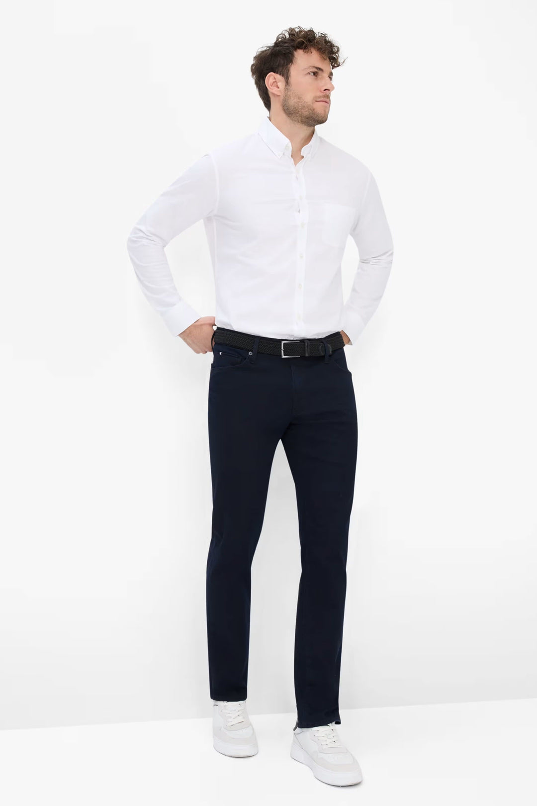 Pantalon chino coupe ajustée vue de face pour homme Brax