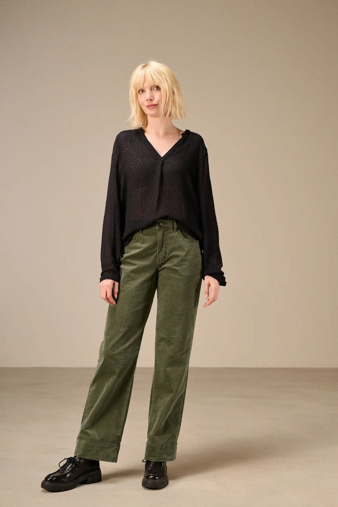 Pantalon en velours côtelé à jambe droite vue de face pour femme Nile