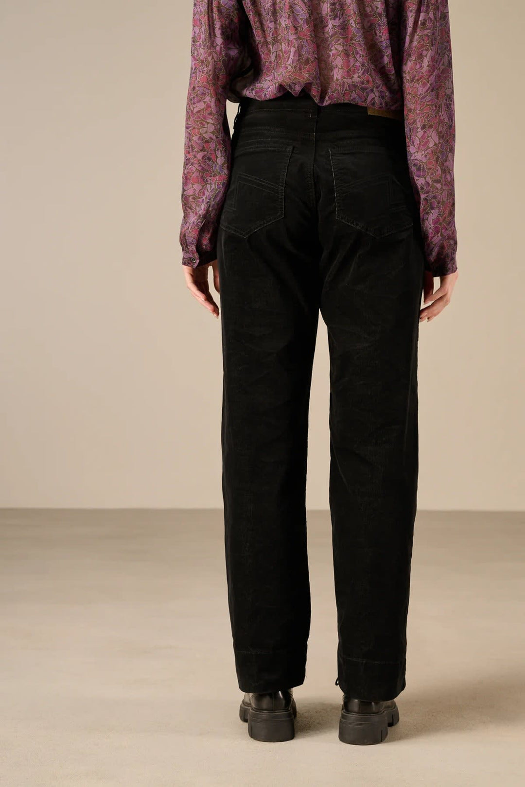 Pantalon en velours côtelé à jambe droite vue de face pour femme Nile