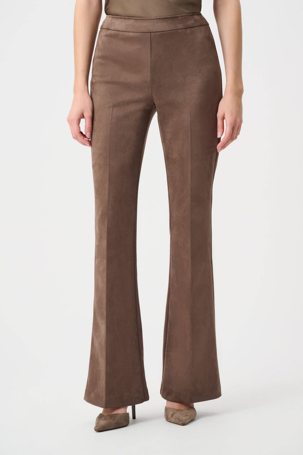 Vue de face pantalon évasé effet suède camel Joseph Ribkoff pour femme - Valérie Simon